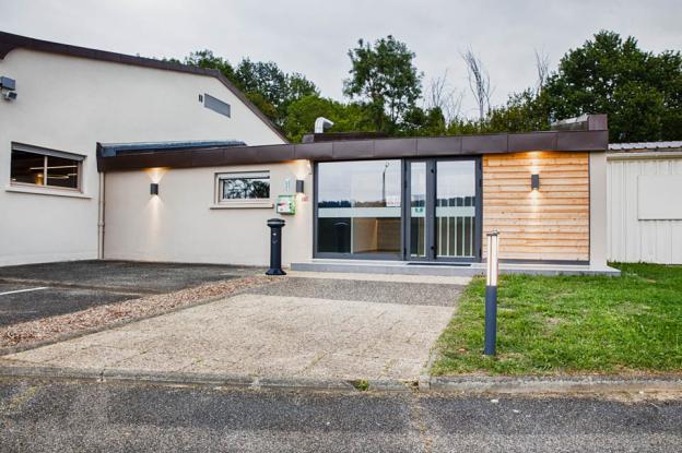 Salle des Fêtes de Virignin, vue par l'extérieur (côté entrée), après les travau