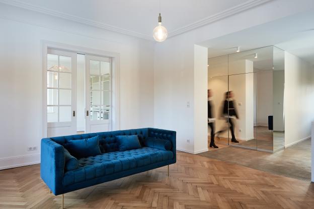 Couloir central en mur miroir