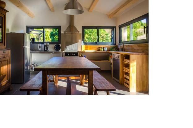 VUE INTÉRIEURE DE LA CUISINE