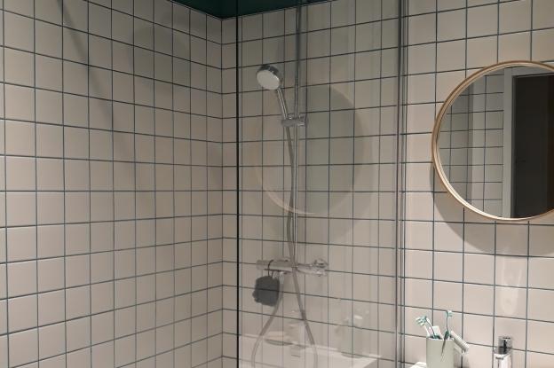 Changement d'une salle de bain baignoire pour douche avec reprise des installati