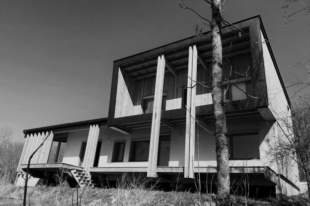 Façade Sud: terrasse bois et cadrages sur le paysage