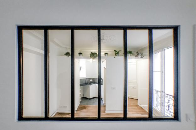Vue à travers de la verrière à partir de la chambre