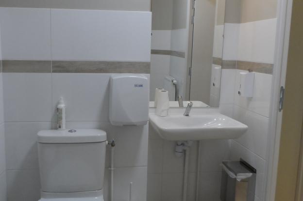 Le sanitaire PMR réalisé en lieu et place des anciennes installations sanitaires