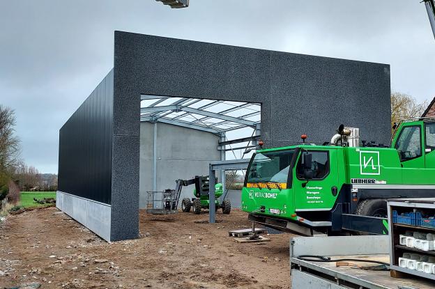 le chantier en phase pose charpente et bardage