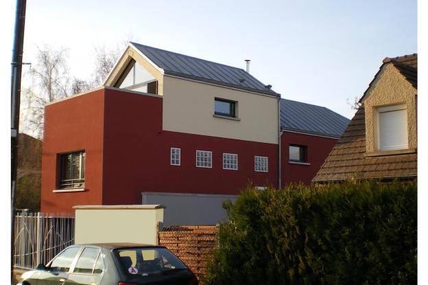 depuis la rue, une maison sur le toit