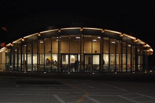 Mise en lumière du restaurant scolaire, servant ponctuellement de grande salle d