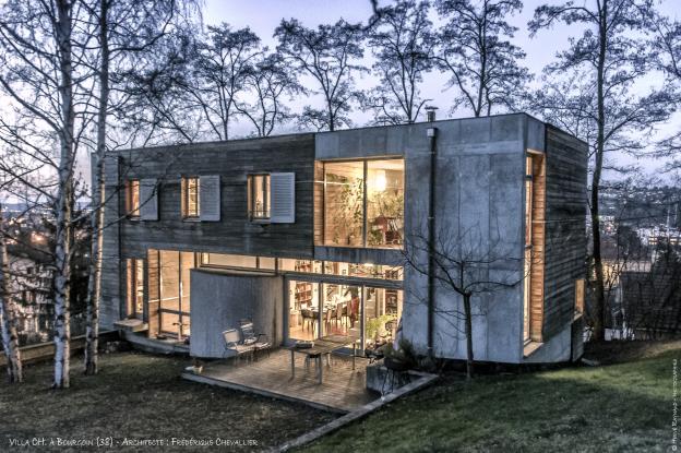 Maison bioclimatique, entre ville et nature, de bois et de béton