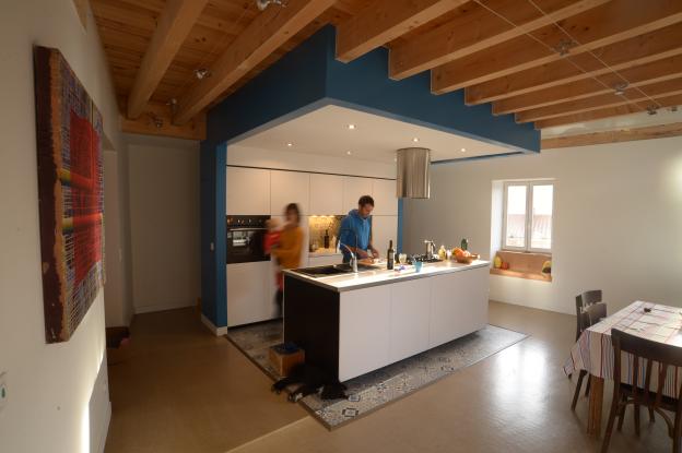 La cuisine est au centre de la pièce de vie