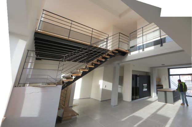 Vue depuis le salon sur la piéce de vie et la mezzanine