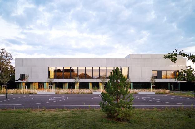 01_vue_exterieure_depuis_terrains_c_rhb_architectes.jpg