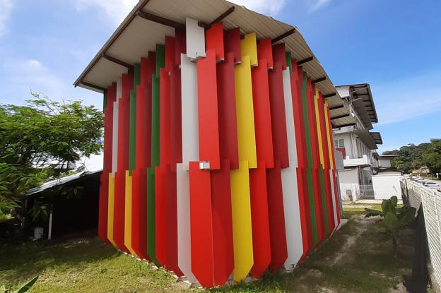 La façade sud, avec les protections solaires colorés
