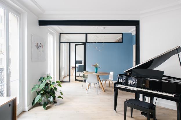 Le double séjour créé avec le bureau acoustique en fond
