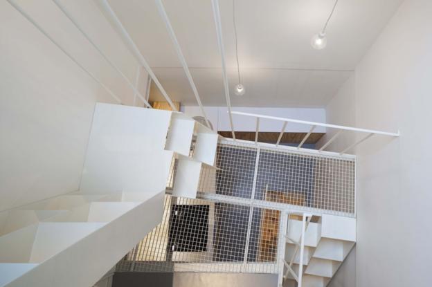 Vue plongeante depuis le lit (niveau 4) sur la mezzanine en caillebotis métalliq