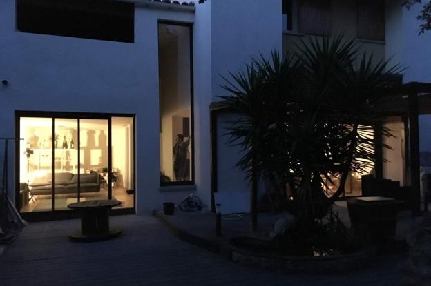 Façade donnant sur le jardin d'un bien atypique près de Montpellier par Cèlia Ar