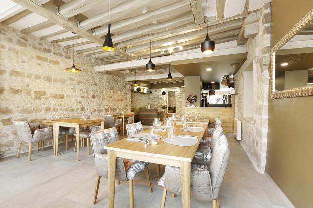 Restaurant "Les coqs" à Milly la forêt salle sur la place