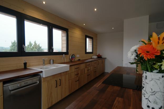 villa à ossature bois - Cuisine chaleureuse - Amélie Soriano Architecte