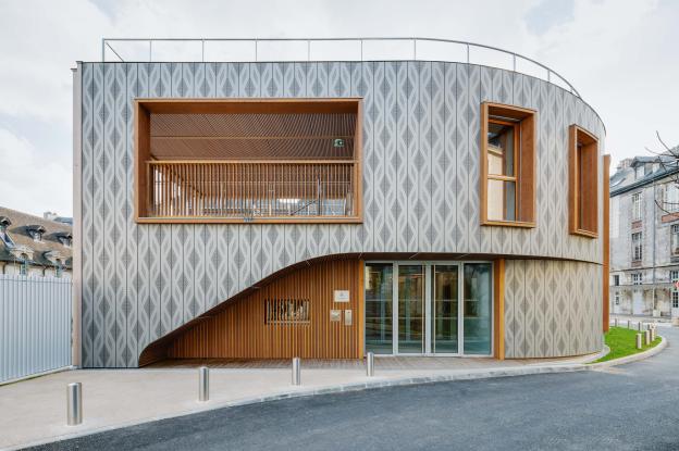 Crèche Saint Louis // une vêture en zinc en écho avec un site patrimonial © Beno