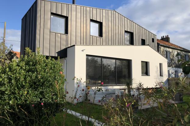 Réhabilitation et extension d'une maison en zinc