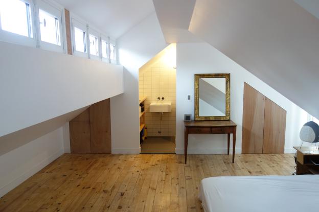 Chambre parentale sous les toits.