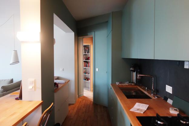 Cuisine ouverte dans l'ancien couloir
