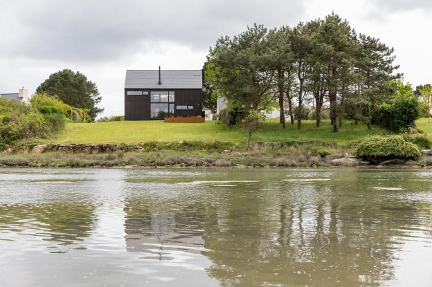 Façade nord de la maison, vue depuis la rive opposée du ster de Lesconil à marée