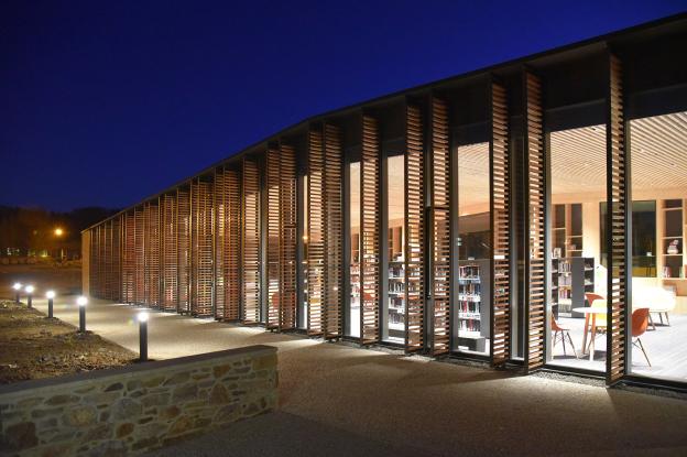 façade vitrée et brise soleil bois donnant sur le jardin