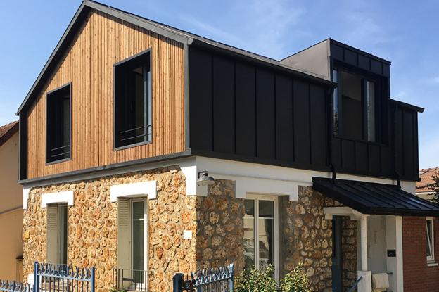 Façade coté rue - Meulière avec surélévation en zinc et bardage en bois