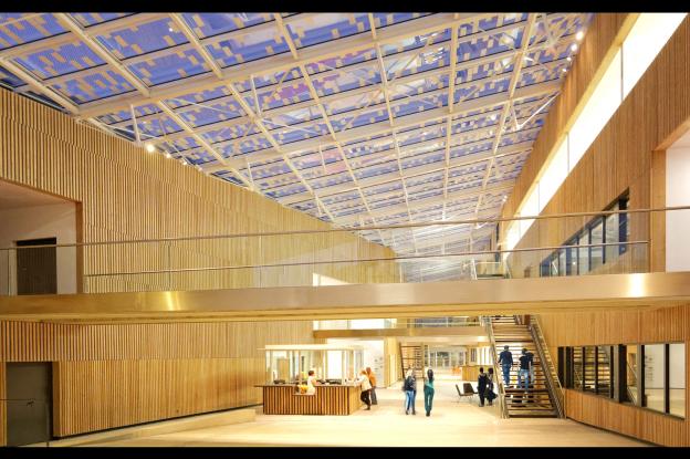 Le grand autrium de 1200 m² au cœur de la nouvelle école