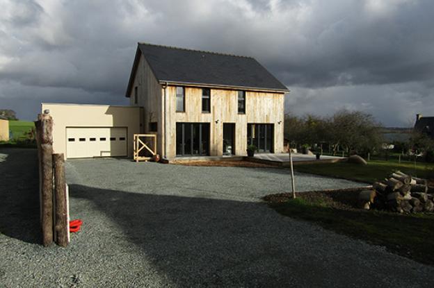 Accès, façade Sud-Ouest & garage (parpaing enduit)