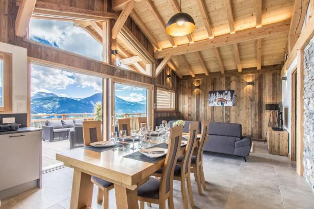 Un séjour tout en bois donnant sur la terrasse et la vue sur la vallée de l'Arve