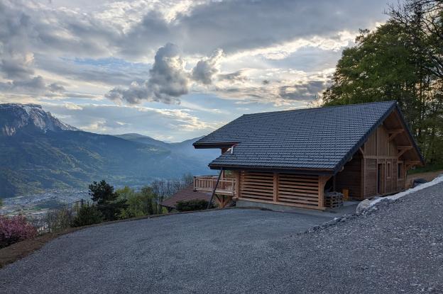 Construction d'un chalet bois orienté vers de paysage