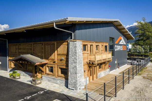 Bâtiment artisanal en charpente métallique, bardage aluminium et bois