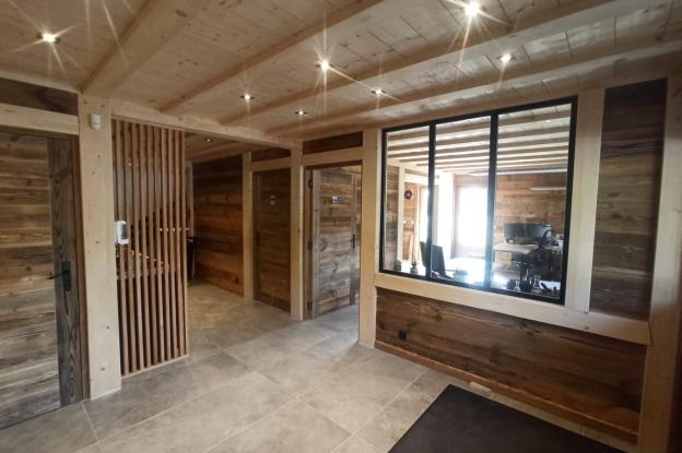 Aménagement de bureaux dans un bâtiment artisanal de charpente bois