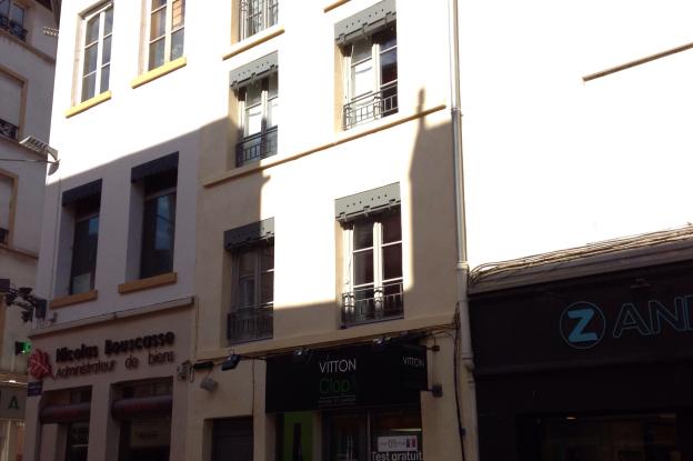 Reconstruction de l'immeuble à l'identique de l'existant avec intégration des no