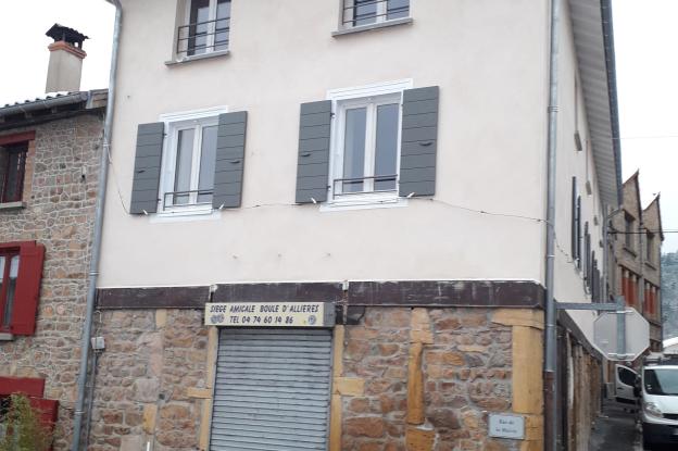 Reconstruction après sinistre d'un immeuble d'habitation en pierre.