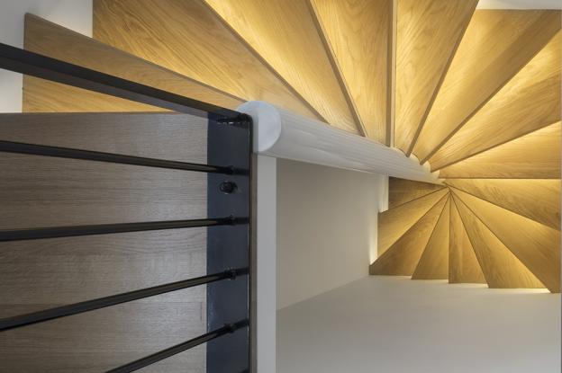 Lumière et escalier