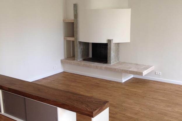 vue de la nouvelle cheminée et du meuble bas menuisé posé en séparation entre le