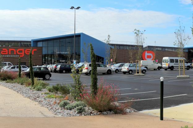 Centre commercial à énergie positive à Perpignan - façade entrée / archigroup ar