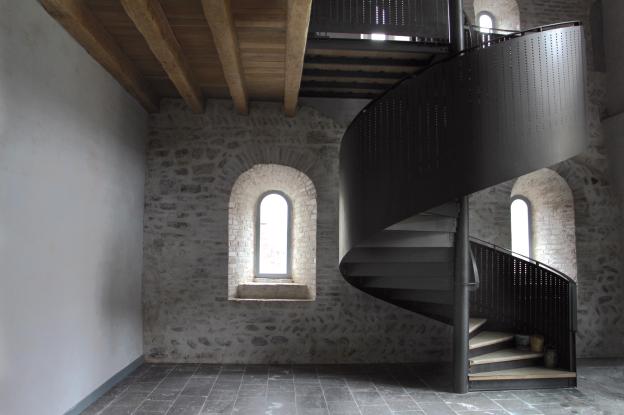 Vestiges du bâtiment des convers et escalier métallique contemporain.