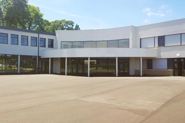 les 2 corps de bâtiment rénové et extension reliés par un hall central
