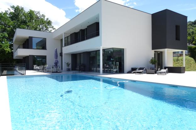 Piscine et maison contemporaine