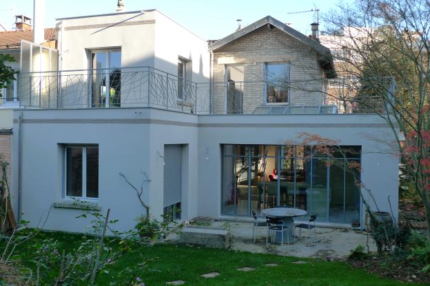 Le projet reprend les élèments architecturaux de la maison d'origine afin de s'i