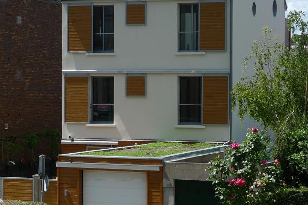L'originalité de cette maison est la toiture courbe en zinc, qui lui donne une l