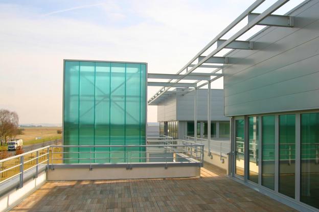 La terrasse profitant de la vue sur l’aérodrome
