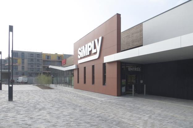 L’entrée du supermarché en lien direct avec la place
