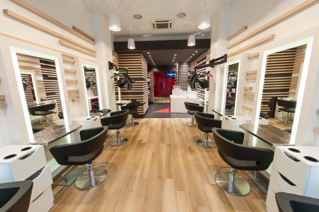 Vision depuis l’entrée du salon de coiffure
