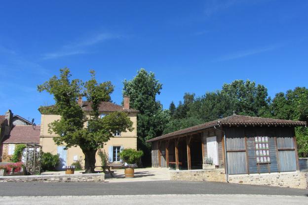 Vue d'ensemble de la place de la mairie et du préau