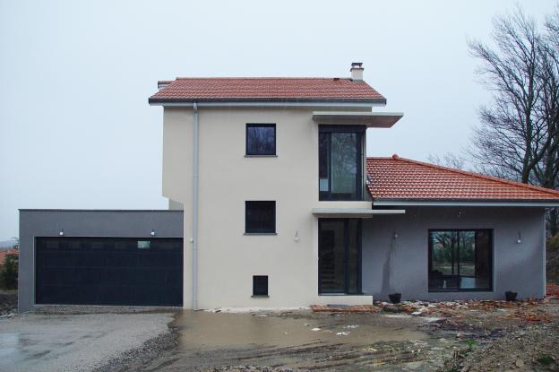 Façade sur accès du lot.