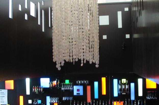 Vue sur bar et barrière mezzanine