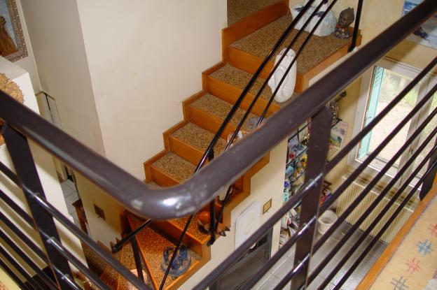 Accès à la mezzanine, escalier avec résine de graviers.